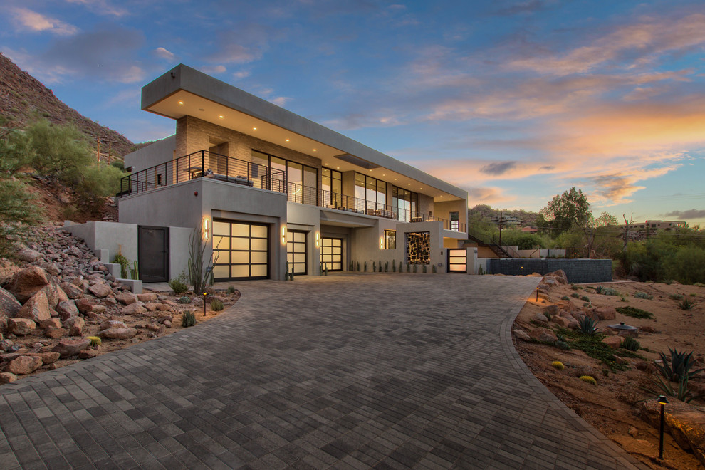 Großes, Zweistöckiges Modernes Einfamilienhaus mit Betonfassade, grauer Fassadenfarbe und Flachdach in Phoenix
