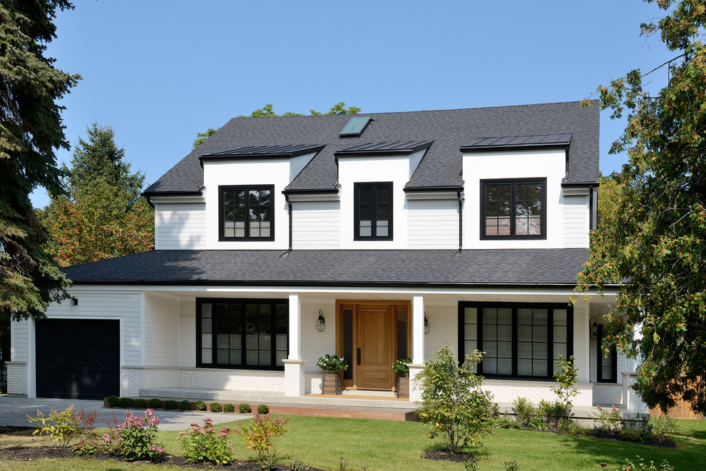 Стильный дизайн: двухэтажный, деревянный, белый частный загородный дом среднего размера в стиле неоклассика (современная классика) с двускатной крышей и крышей из гибкой черепицы - последний тренд