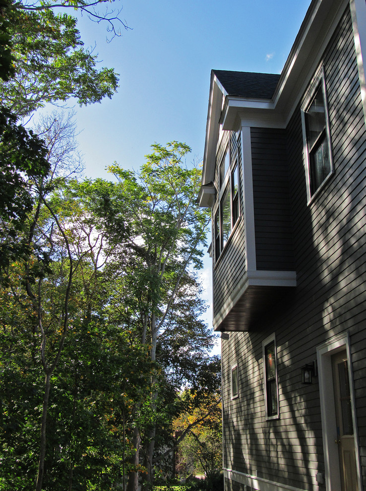 Свежая идея для дизайна: большой, двухэтажный, синий, деревянный частный загородный дом в современном стиле с вальмовой крышей и крышей из гибкой черепицы - отличное фото интерьера