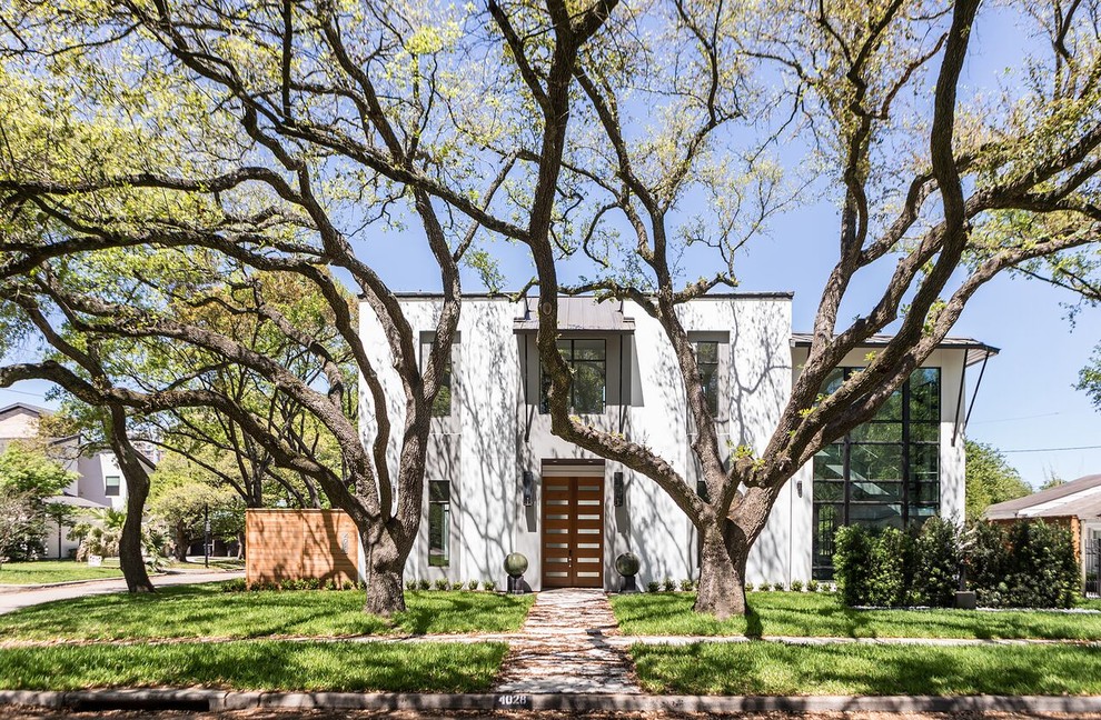 Mittelgroßes, Zweistöckiges Modernes Haus mit Putzfassade, weißer Fassadenfarbe und Flachdach in Houston