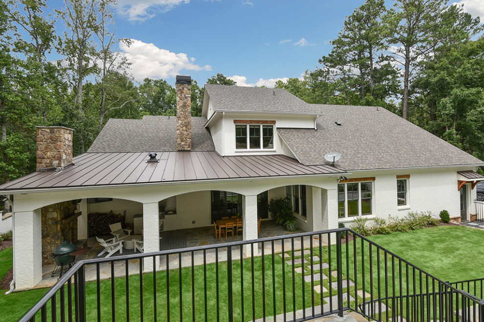 Modelo de fachada de casa blanca de estilo de casa de campo grande de dos plantas con revestimiento de ladrillo y tejado de varios materiales