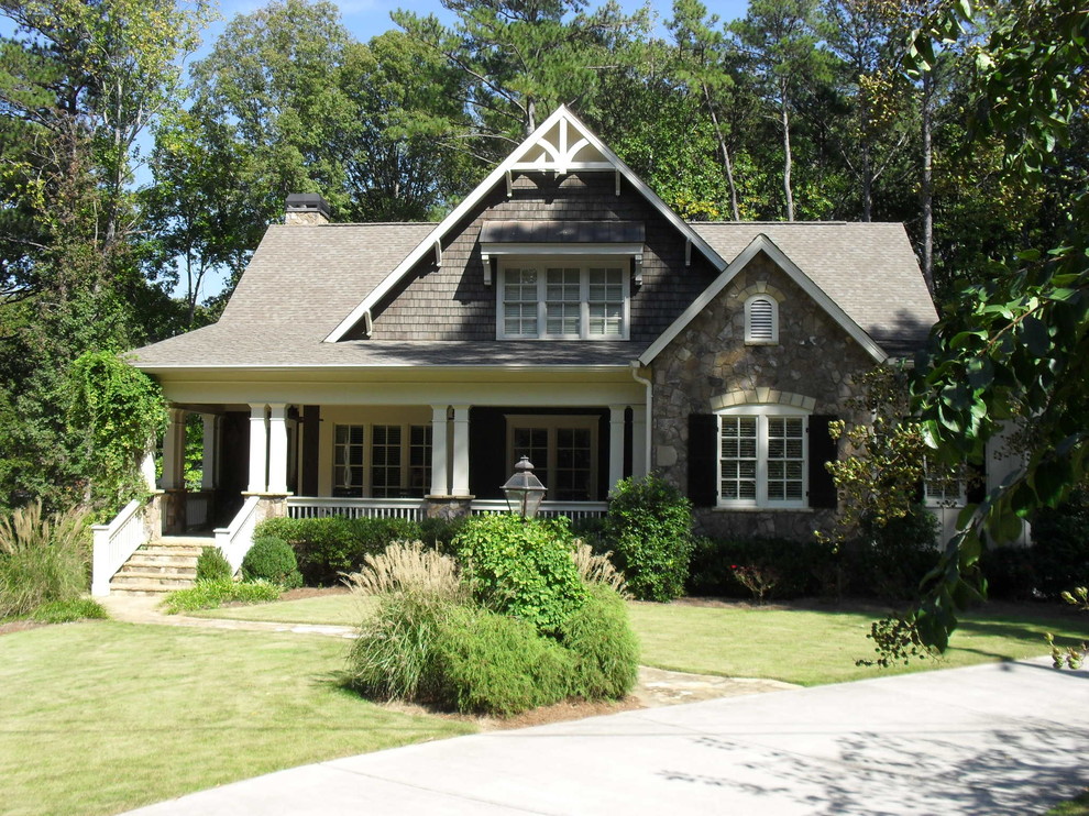 Exemple d'une façade de maison craftsman.