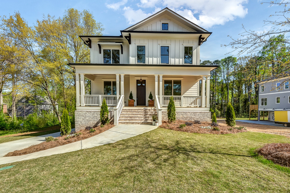 Zweistöckiges Country Einfamilienhaus mit Mix-Fassade, beiger Fassadenfarbe und Satteldach in Atlanta