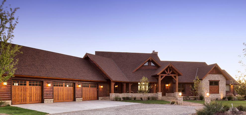 Diseño de fachada de casa beige rústica de tamaño medio de dos plantas con revestimientos combinados, tejado a dos aguas y tejado de teja de madera
