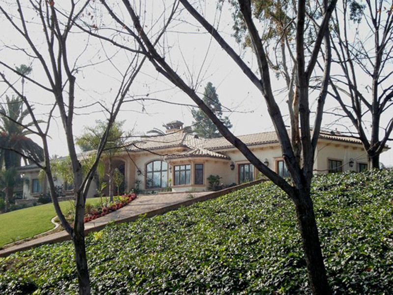 Großes, Einstöckiges Mediterranes Einfamilienhaus mit Putzfassade, beiger Fassadenfarbe, Walmdach, Ziegeldach und braunem Dach in Los Angeles