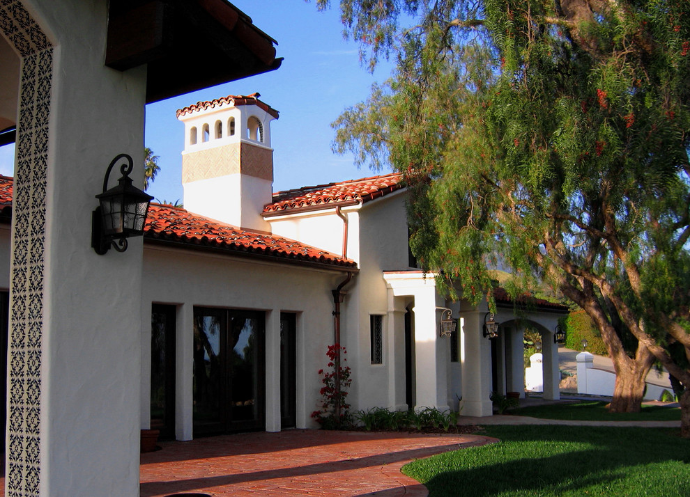 Mittelgroßes, Einstöckiges Mediterranes Einfamilienhaus mit Putzfassade, weißer Fassadenfarbe, Satteldach und Ziegeldach in Santa Barbara