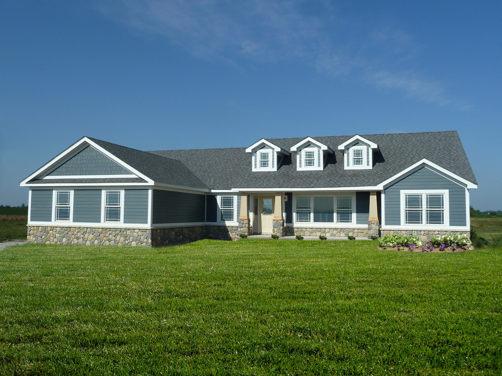 Cette image montre une façade de maison bleue craftsman de plain-pied avec un revêtement mixte.