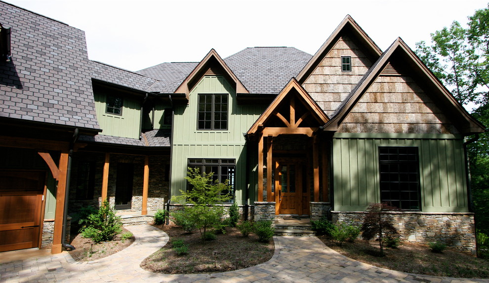 Imagen de fachada verde rústica de tamaño medio de dos plantas con tejado a dos aguas