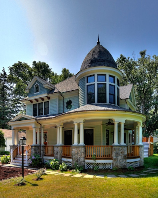 Ispirazione per la facciata di una casa piccola verde vittoriana a due piani con rivestimento in legno e tetto a capanna