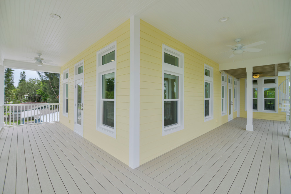 Mittelgroßes, Zweistöckiges Maritimes Haus mit gelber Fassadenfarbe in Tampa