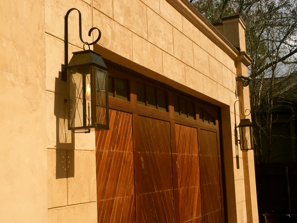 Mittelgroßes, Zweistöckiges Mediterranes Haus mit Steinfassade und beiger Fassadenfarbe in Orange County