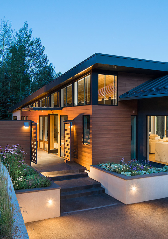 Свежая идея для дизайна: большой, двухэтажный, разноцветный частный загородный дом в современном стиле с комбинированной облицовкой и металлической крышей - отличное фото интерьера