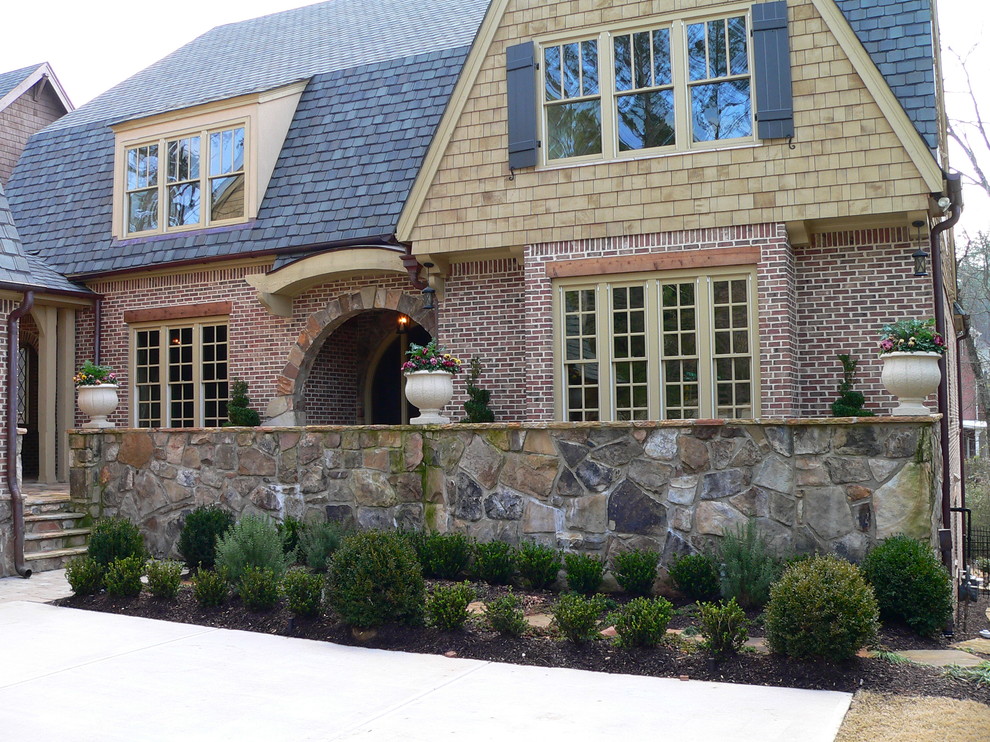 Imagen de fachada de casa multicolor de estilo americano de tamaño medio de dos plantas con revestimientos combinados, tejado a dos aguas y tejado de teja de madera