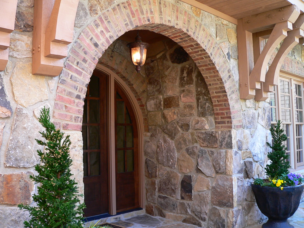 Ispirazione per la villa multicolore american style di medie dimensioni con rivestimento in pietra, tetto a capanna e copertura a scandole