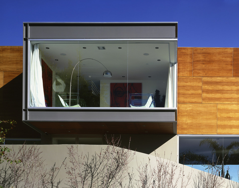 На фото: большой, двухэтажный, деревянный, бежевый дом в стиле модернизм с плоской крышей