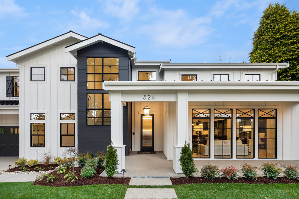 Mittelgroßes, Zweistöckiges Landhausstil Haus mit weißer Fassadenfarbe und Satteldach in Seattle