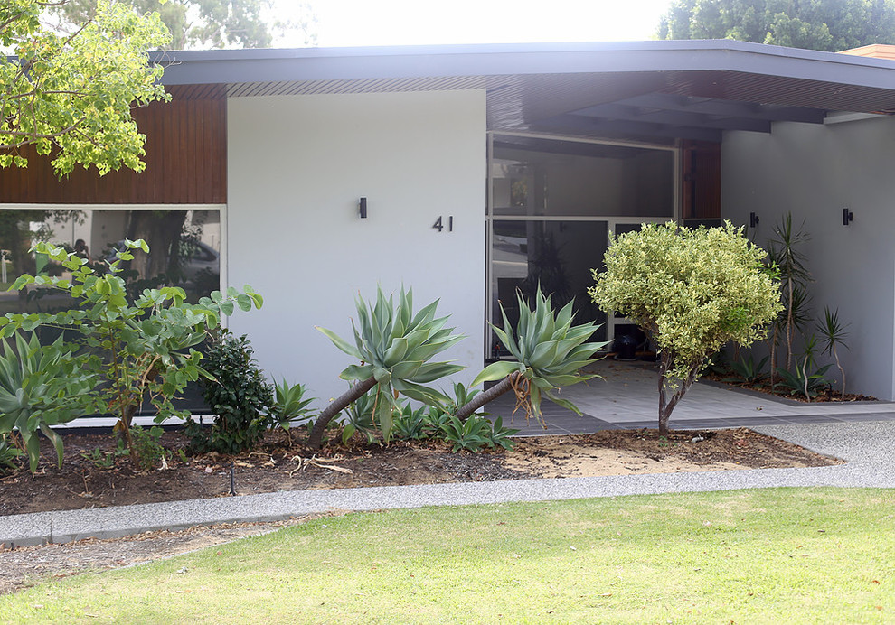 Inspiration for a midcentury house exterior in Perth.