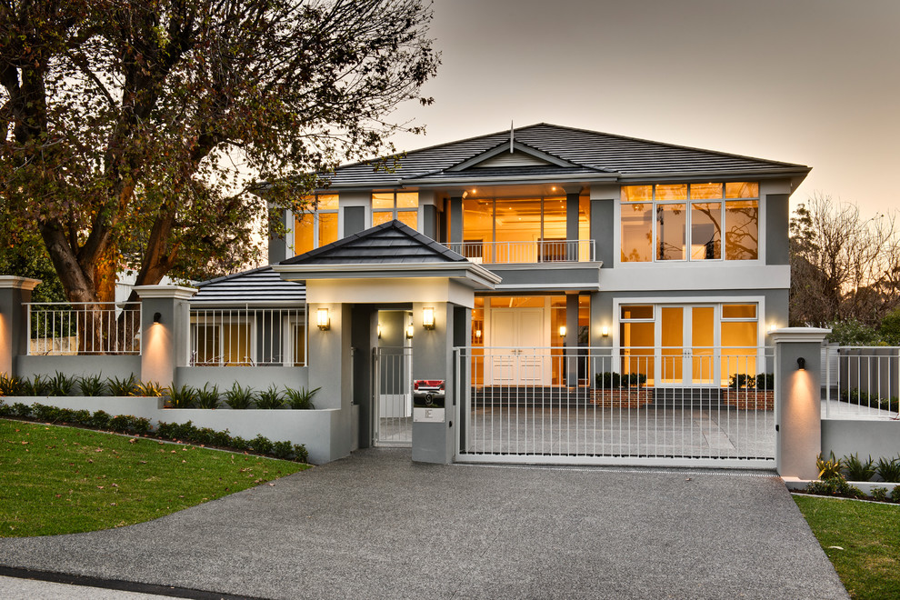 Zweistöckiges Klassisches Einfamilienhaus mit Putzfassade, grauer Fassadenfarbe, Walmdach und Schindeldach in Perth
