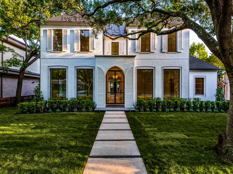 Großes, Zweistöckiges Klassisches Einfamilienhaus mit Backsteinfassade, weißer Fassadenfarbe, Walmdach und Misch-Dachdeckung in Dallas