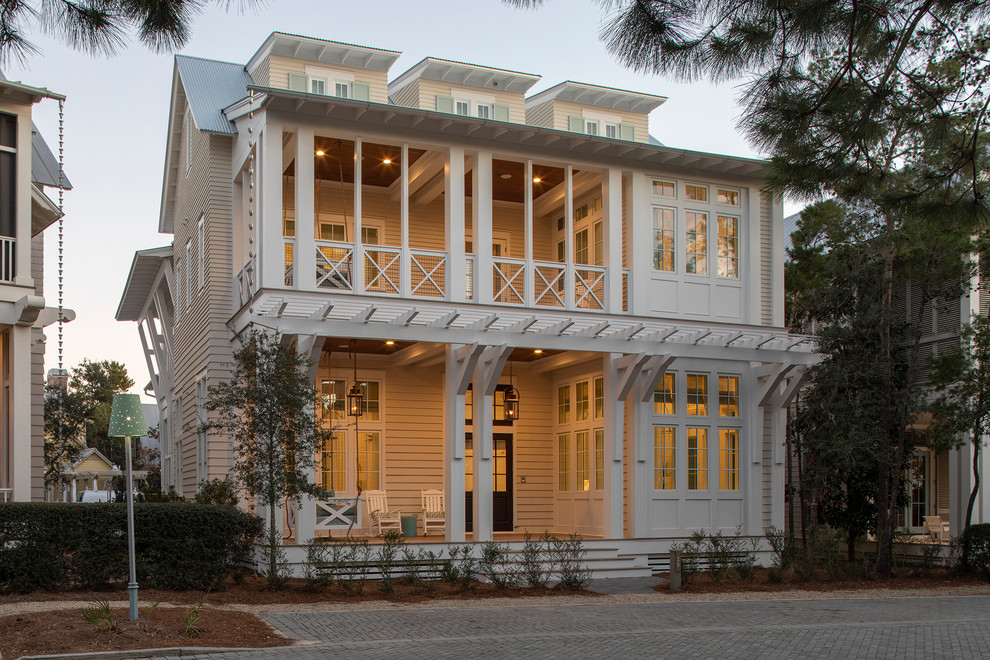 Foto della villa grande bianca stile marinaro a tre piani con tetto a capanna e copertura in metallo o lamiera