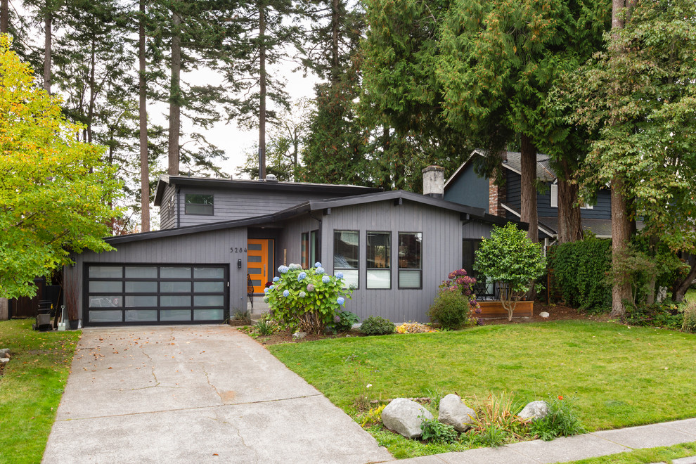 Mittelgroße Moderne Holzfassade Haus mit grauer Fassadenfarbe und Walmdach in Vancouver