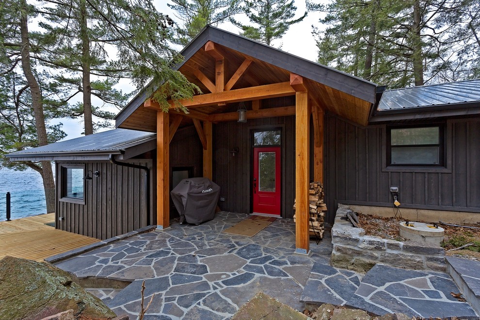 Стильный дизайн: деревянный, серый частный загородный дом среднего размера в стиле шебби-шик с разными уровнями, двускатной крышей и металлической крышей - последний тренд