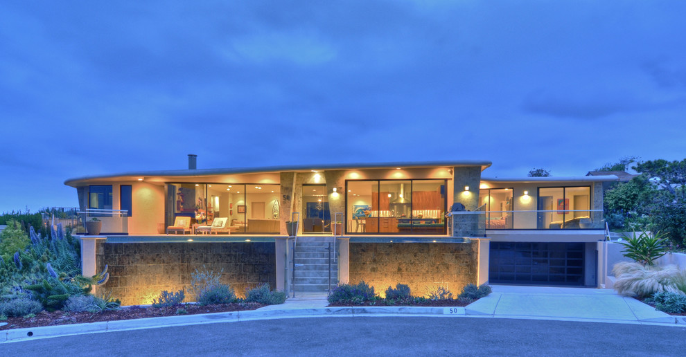 Zweistöckiges, Großes Modernes Haus mit grauer Fassadenfarbe in Orange County