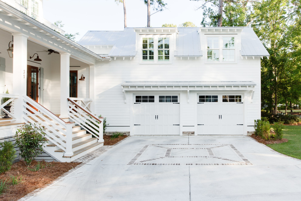 Zweistöckiges Landhausstil Haus mit weißer Fassadenfarbe, Satteldach und Blechdach in Charleston