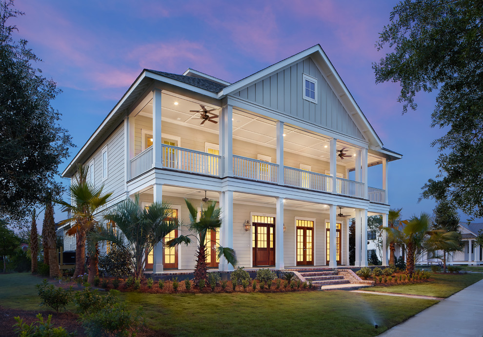 Großes, Zweistöckiges Klassisches Einfamilienhaus mit Faserzement-Fassade, beiger Fassadenfarbe, Satteldach und Schindeldach in Charleston