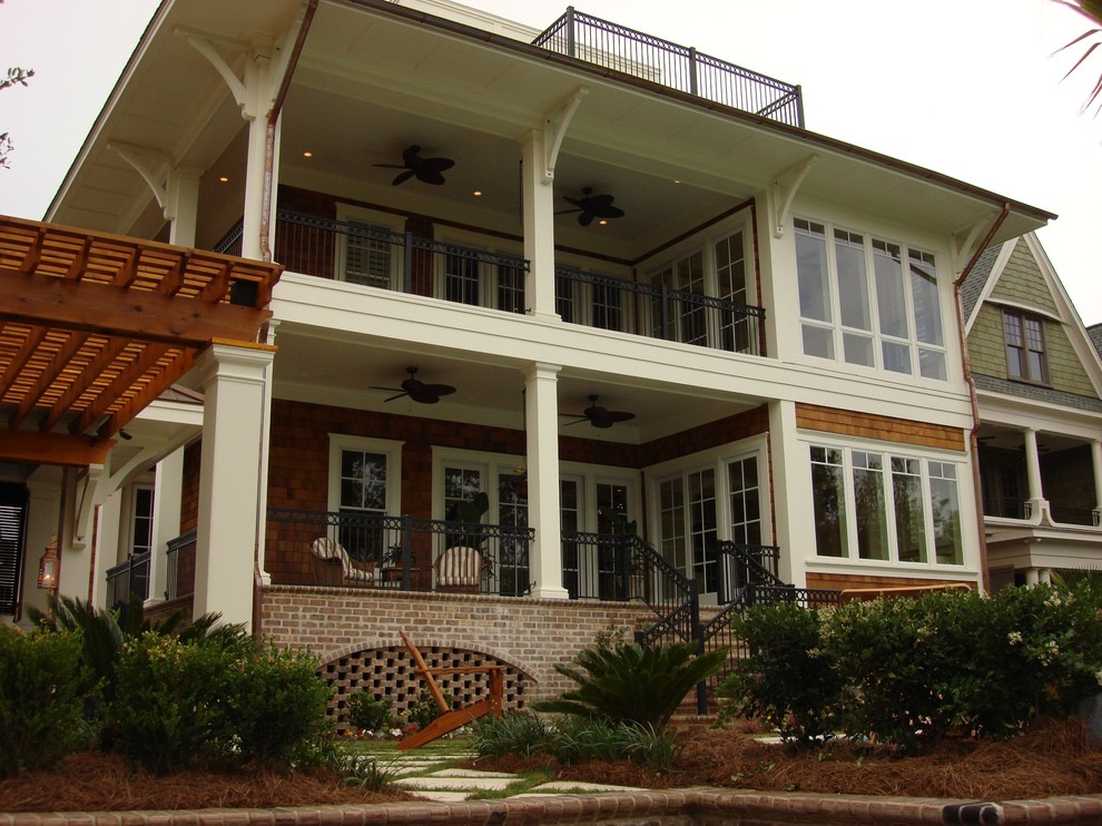 Diseño de fachada de casa marrón y gris marinera grande de tres plantas con revestimiento de madera, tejado a cuatro aguas, tejado de varios materiales y teja