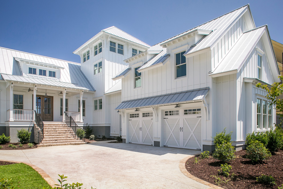 Zweistöckiges Maritimes Einfamilienhaus mit weißer Fassadenfarbe und Satteldach in Sonstige