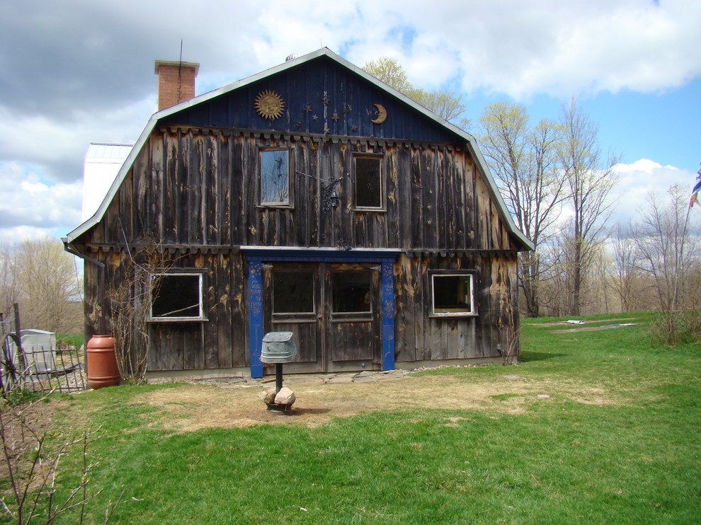 Esempio della facciata di una casa country con rivestimento in legno