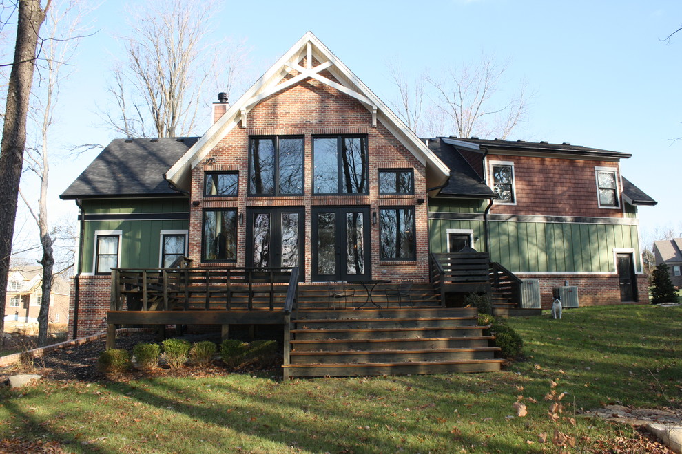 Mittelgroßes, Zweistöckiges Country Haus mit Faserzement-Fassade, grüner Fassadenfarbe und Satteldach in Louisville