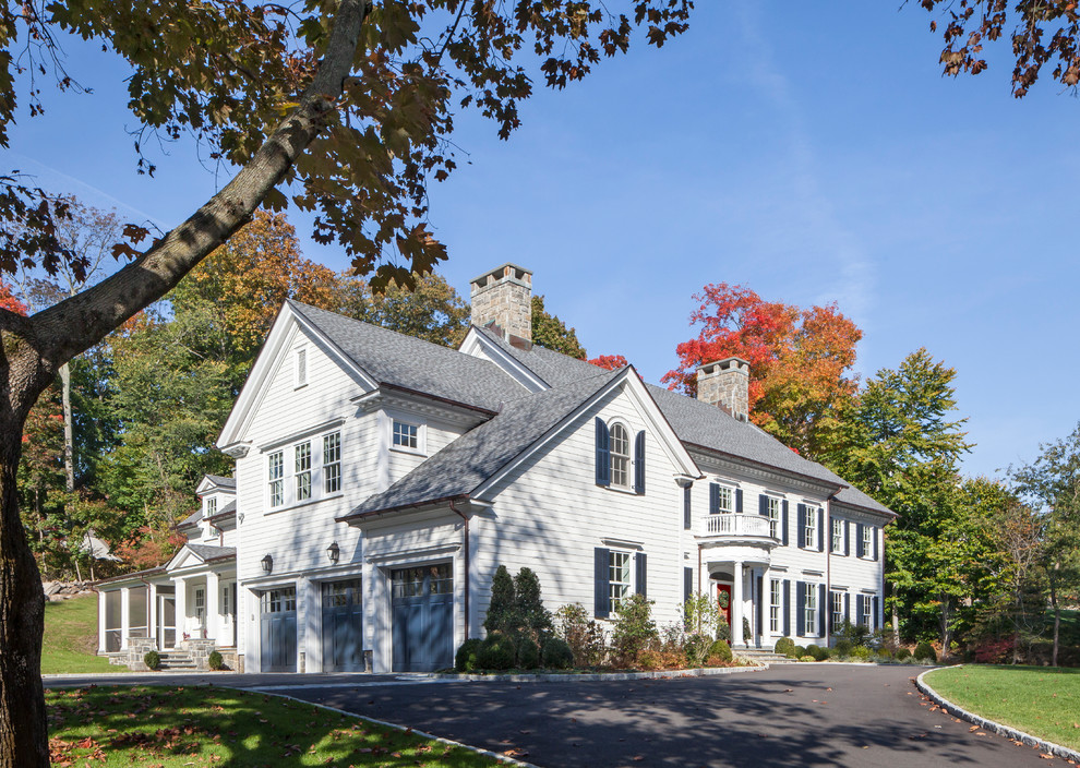 Exemple d'une grande façade de maison blanche en bois à deux étages et plus avec un toit à deux pans.