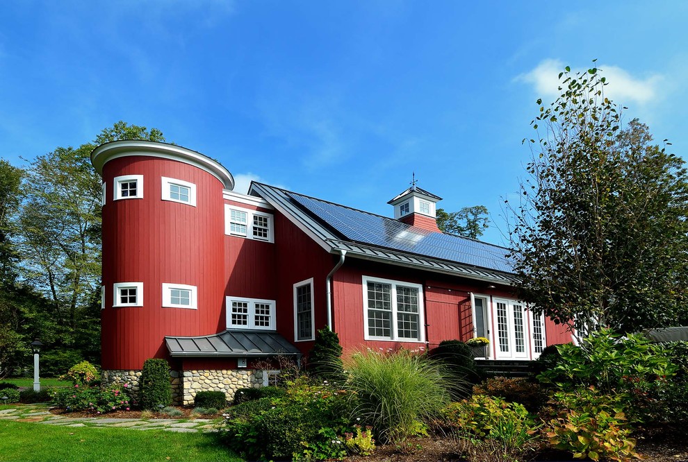 Große, Zweistöckige Landhausstil Holzfassade Haus mit roter Fassadenfarbe und Satteldach in New York