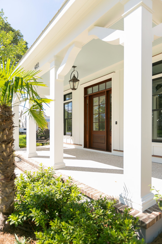 Kleines, Zweistöckiges Einfamilienhaus mit Faserzement-Fassade, weißer Fassadenfarbe, Satteldach und Blechdach in Charleston