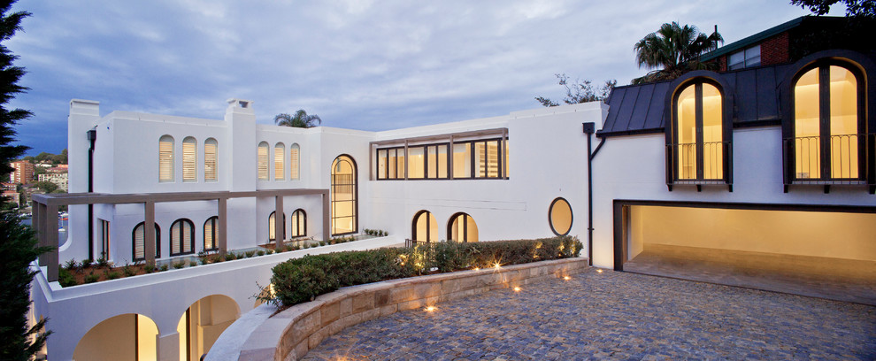 Großes, Zweistöckiges Mediterranes Haus mit weißer Fassadenfarbe und Flachdach in Sydney