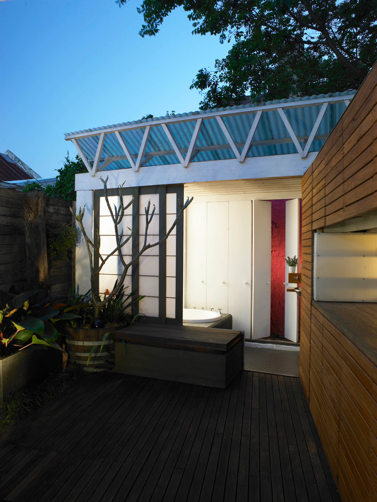 Идея дизайна: маленький, трехэтажный, кирпичный, белый частный загородный дом в современном стиле с двускатной крышей и металлической крышей для на участке и в саду