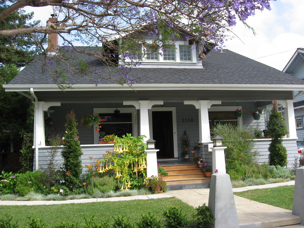Foto della facciata di una casa piccola grigia american style a due piani con tetto a capanna