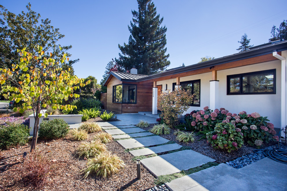 Ejemplo de fachada de casa multicolor y gris minimalista de tamaño medio de una planta con tejado de metal