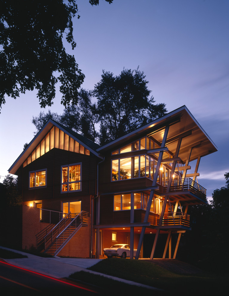 Exemple d'une façade de maison marron moderne de taille moyenne et à deux étages et plus avec un revêtement mixte et un toit à deux pans.