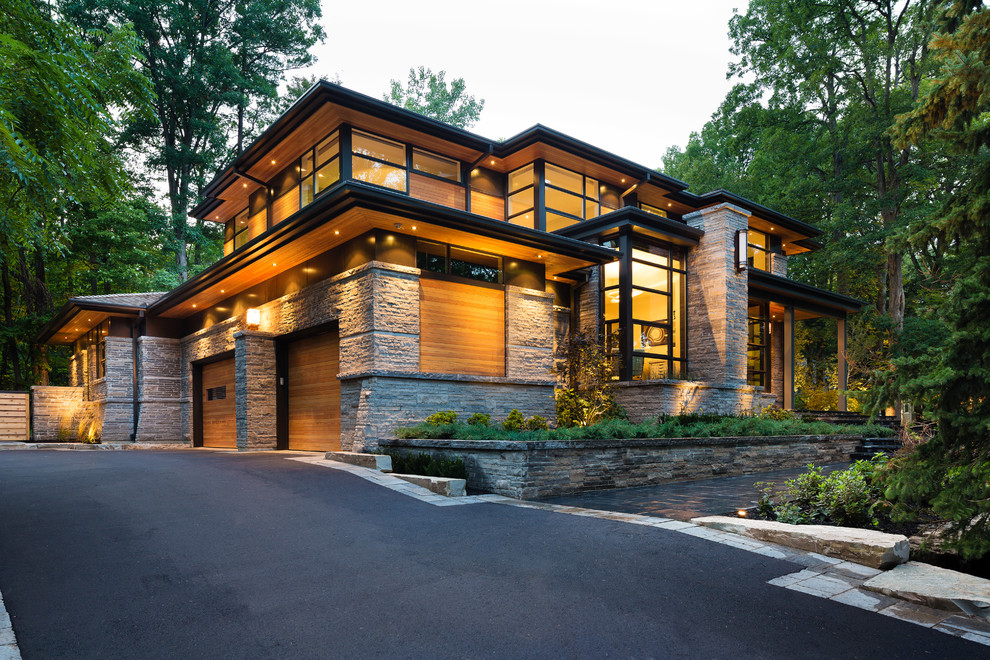 Imagen de fachada de casa gris moderna grande de dos plantas con revestimiento de madera