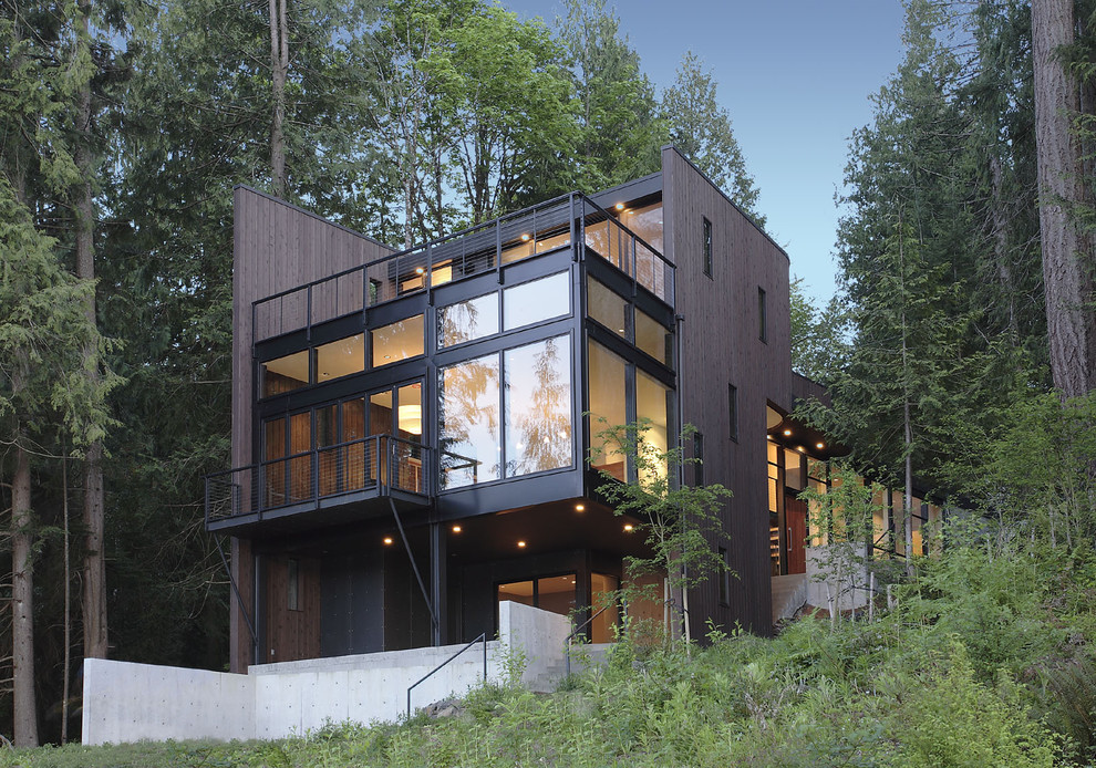 Идея дизайна: деревянный, трехэтажный, коричневый дом среднего размера в стиле модернизм