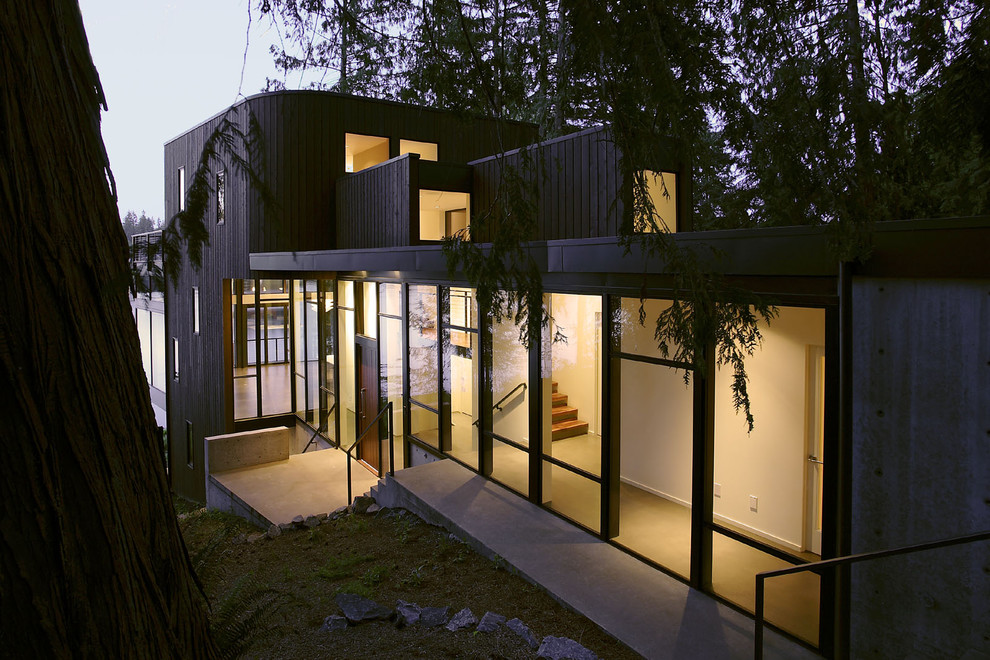 Exemple d'une façade de maison moderne en bois.