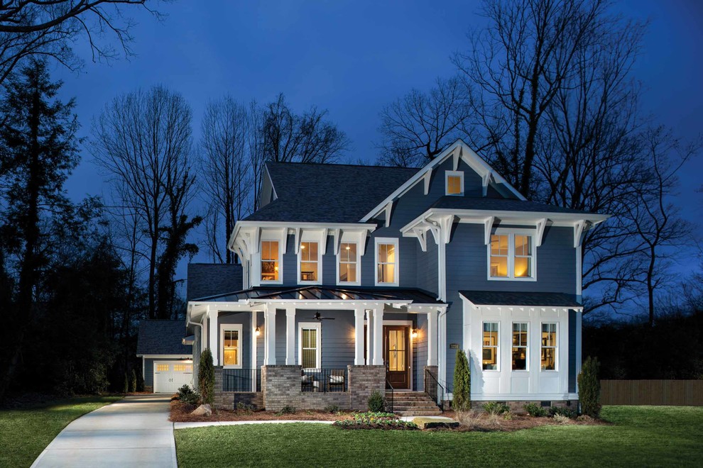 Ejemplo de fachada de casa azul de estilo americano de tamaño medio de dos plantas con revestimiento de madera y tejado de teja de madera