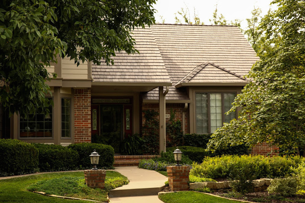Diseño de fachada de casa marrón minimalista grande de dos plantas con revestimiento de ladrillo, tejado a cuatro aguas y tejado de teja de madera