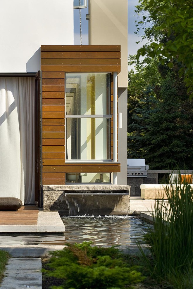 Geräumige, Zweistöckige Moderne Holzfassade Haus mit weißer Fassadenfarbe und Pultdach in Toronto