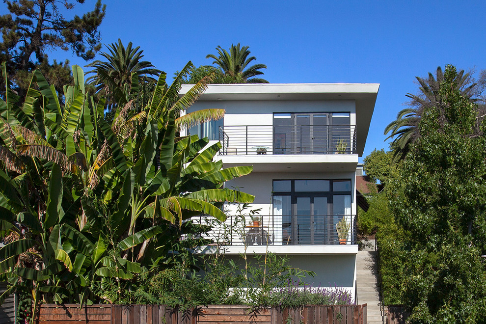 Свежая идея для дизайна: двухэтажный, белый дом в стиле модернизм - отличное фото интерьера