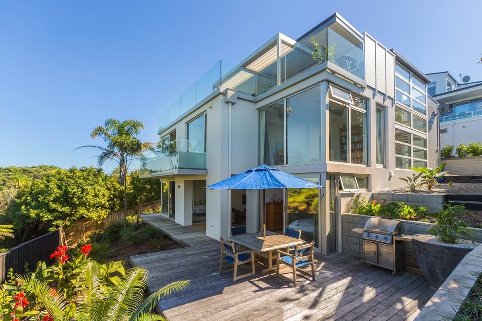 Großes, Dreistöckiges Modernes Haus mit Metallfassade, grauer Fassadenfarbe und Flachdach in Auckland