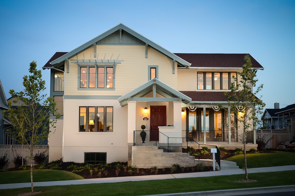 Aménagement d'une façade de maison beige craftsman de taille moyenne et à un étage avec un toit à deux pans.